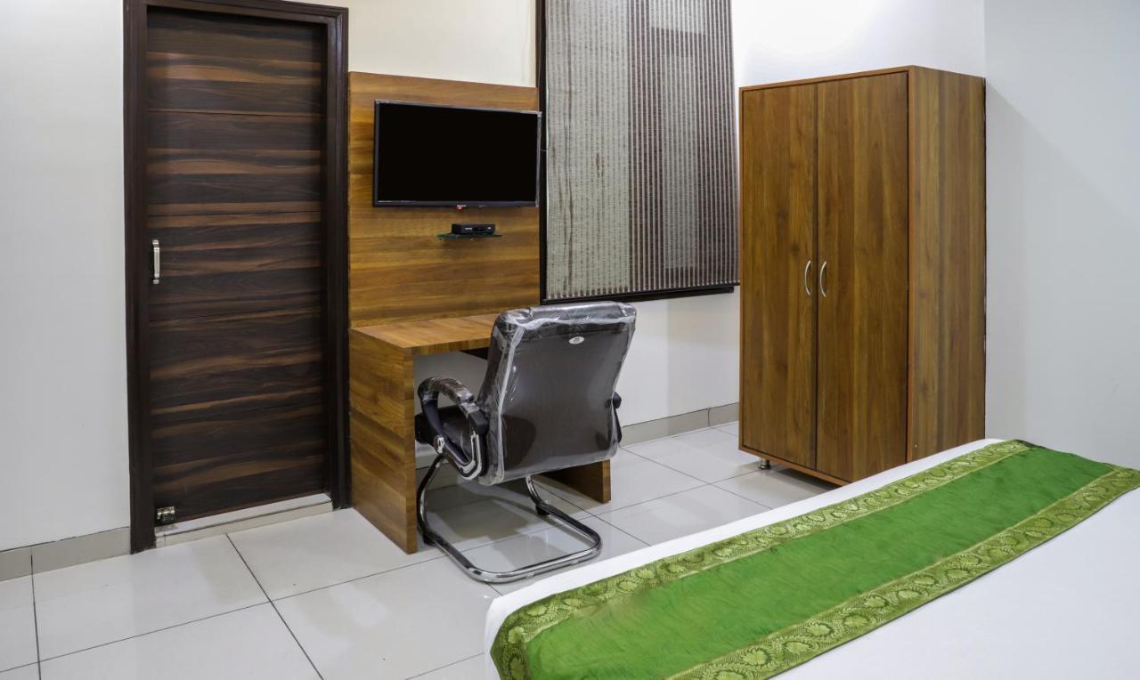 Treebo Trip Kapil Royalista Hotell Ludhiana Exteriör bild