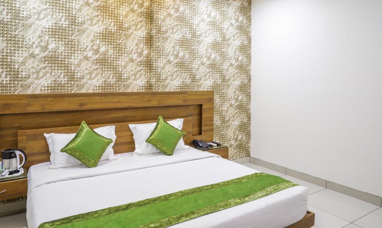 Treebo Trip Kapil Royalista Hotell Ludhiana Exteriör bild